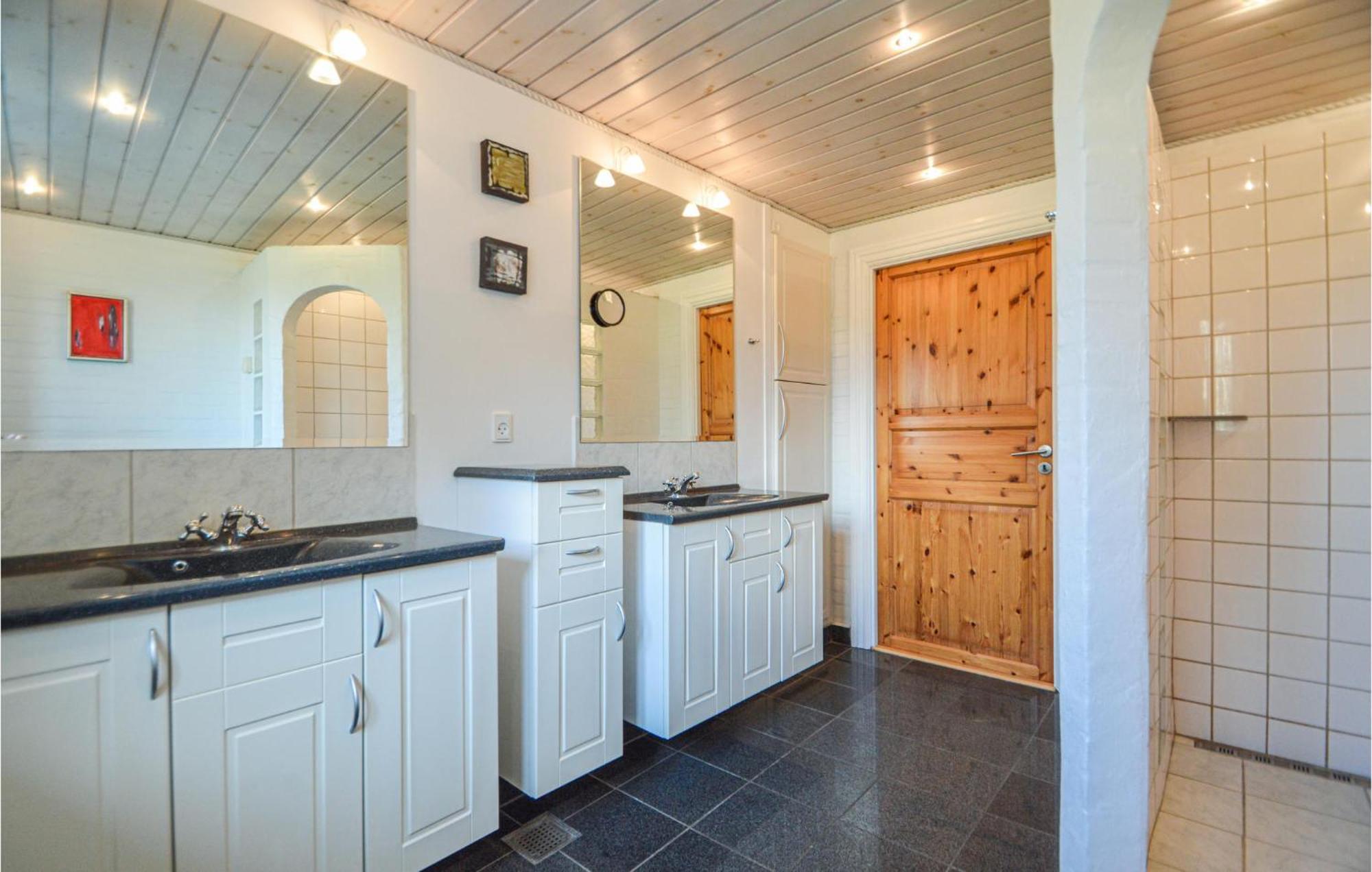 Awesome Home In Bredebro With Kitchen Ballum Exterior foto